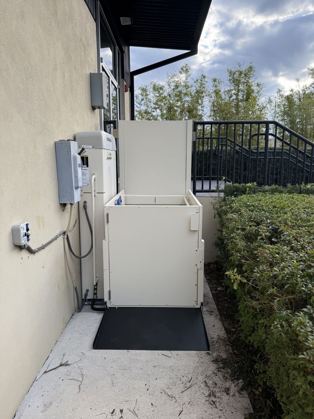 Vertical platform lift in Tampa, FL