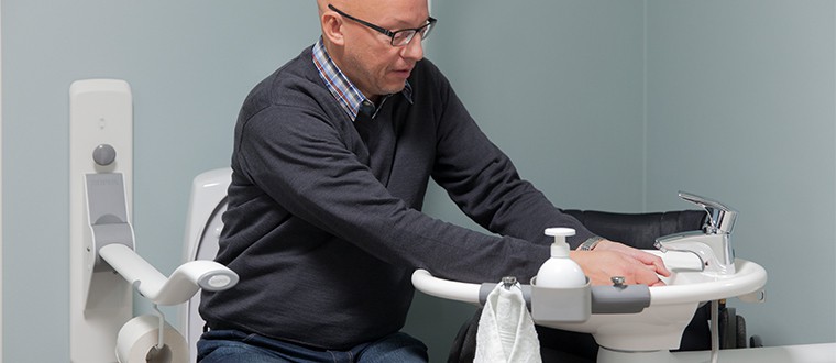 Swing washbasin with wheelchair user